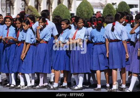 Schule Klasse für eine Tour durch die City Palace, Udaipur, Rajasthan, Indien Stockfoto