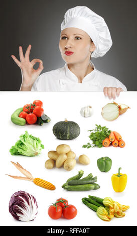 Frau Koch zeigt positive Geste über pflanzliche Sammlung Stockfoto