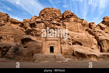 Tolle Aussicht auf die wunderschöne kleine petra Website. Petra ist ein UNESCO-Weltkulturerbe, historische und archäologische Stadt im südlichen Jordanien. Stockfoto