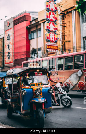 Bangkok, Thailand, 12.14.18: Das Leben in den Straßen von Chinatown in der Hauptstadt. Hektik auf den Straßen Stockfoto