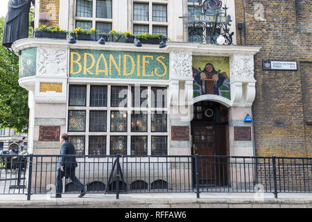 London, Großbritannien - 7. Juni 2017: Der Blackfriar Pub, Queen Victoria Street. Ein traditionelles britisches Öffentlichen Haus gebaut im Jahre 1875 auf dem Gelände eines mittelalterlichen Kloster Stockfoto