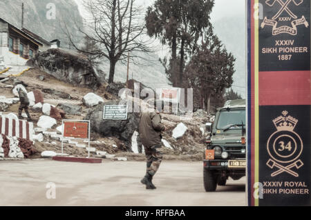 Nathu La, Sikkim, Jan 2019: Eine indische BSF Armee große Uhren Indischen Post an einem 14.500 ft High Mountain pass auf 'McMahon"-Zeile in Indo Nepal und Indo Bh Stockfoto