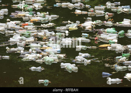 Verschmutzter Fluss in Bosnien, Balkan Stockfoto
