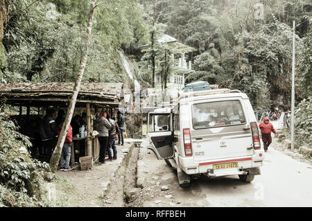 Lachung, Gangtok, Sikkim, Indien, am 1. Januar 2019: Menschen, die einem Halt in der Nähe von Butterfly Wasserfälle oder Sieben Schwestern Wasserfälle auf dem Weg Rout Stockfoto