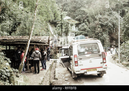 Lachung, Gangtok, Sikkim, Indien, am 1. Januar 2019: Menschen, die einem Halt in der Nähe von Butterfly Wasserfälle oder Sieben Schwestern Wasserfälle auf dem Weg Rout Stockfoto