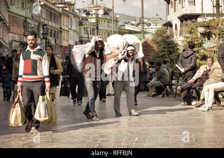 MG Rn Gangtok, Sikkim, Indien Dezember 26, 2018: Arbeiten Menschen zu Fuß in den belebten MG Rn Straße. Selektive konzentrieren. Stockfoto