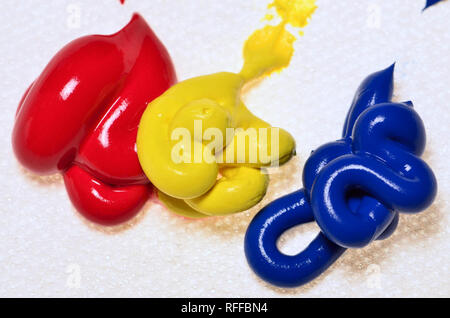 Grundfarben - Wasserfarben auf Leinwand. Rot, Gelb, Blau Stockfoto