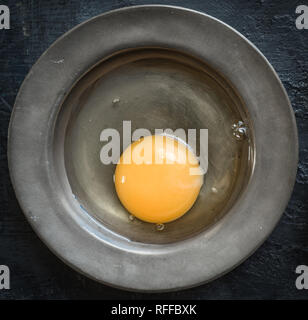 Eier, roh Flach, Zinn Teller, dunklen Essen Stockfoto