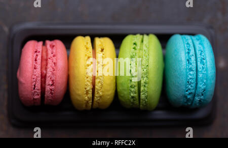 Bunte macarons in einem Fach Stockfoto