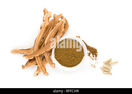 Getrocknete linghzi Pilz, Pulver und gel Kapseln auf weißem Hintergrund von oben isoliert. Stockfoto