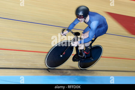 Jason Kenny in der letzten Runde des Team Sprint Qualifikation, bei Tag eins der nationalen Titel Meisterschaften an der Nationalen Radfahren Centre, Manchester. Stockfoto