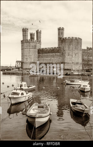 Caernarfon oder Carnarvon oder Caernarvon, Gwynedd, Wales, Vereinigtes Königreich.  Caernarfon Castle über den Fluss-Seiont gesehen.  Es ist Teil des UNESCO-Welt Stockfoto