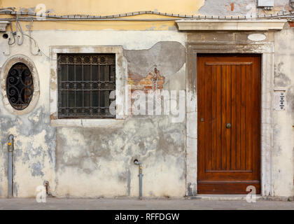 Detail der Fassade eines typischen historischen Gebäude in Venedig, Italien Stockfoto