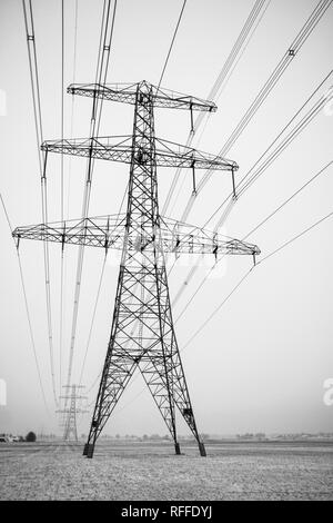 Hochspannung Mast, Stromversorgung in allen Wetterbedingungen Stockfoto