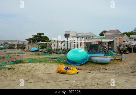 Mui Ne, Vietnam - 27. Dezember 2017. Häuser und traditionelle runde Fischerboote in Mui Ne Fischerdorf. Obwohl es eine große Touristenattraktion in Stockfoto