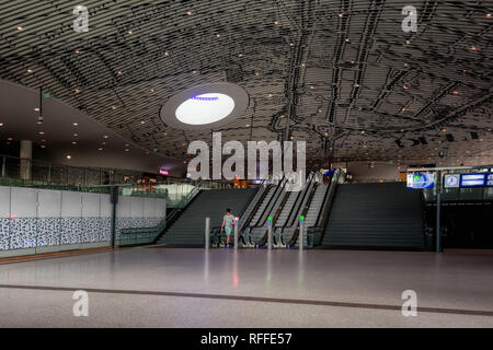 Delft, Niederlande, 29. Juli 2018: Bild der Halle mit Reisende im Hauptbahnhof Delft Stockfoto