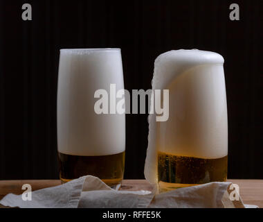 Bubble Bier Überlaufen vom Glas Stockfoto