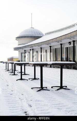 Der Pier Pavillon während der außergewöhnliche winterliche Wetter vom Februar 2018, als das Tier aus dem Osten, Hastings, East Sussex, UK Stockfoto