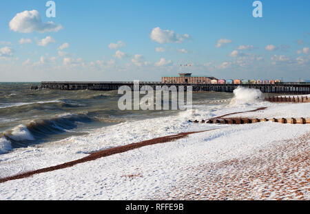 Schnee am Strand von Hastings mit der Pier im Hintergrund, Hastings, East Sussex, Großbritannien Stockfoto