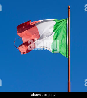 Flagge Italien winken in den Wind, gegen den klaren Himmel Stockfoto