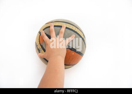 Alte Basketball auf dem Boden mit Kindern hand Stockfoto