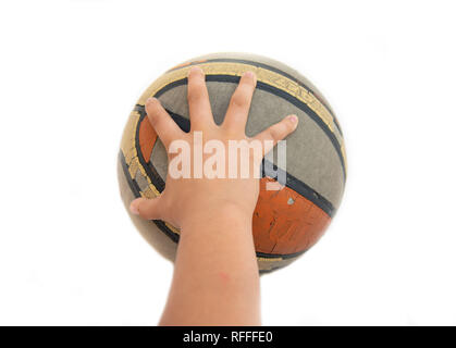 Alte Basketball auf dem Boden mit Kindern hand Stockfoto