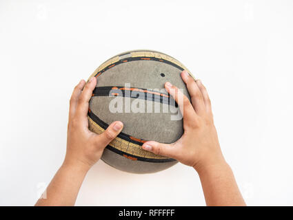 Alte Basketball auf dem Boden mit Kindern hand Stockfoto