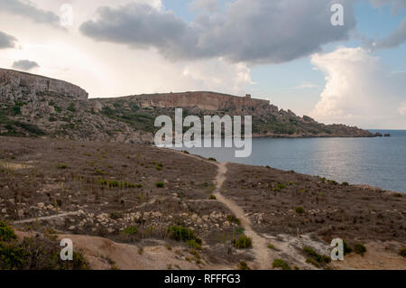 Dramatische Landschaft auf der östlichen Insel Gozo, Malta. Blick über Dahlet Qorrot Bay und San Philip Bay und Sopu Tower in der Ferne. Stockfoto