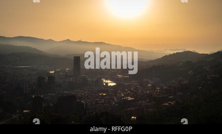 Panoramablick auf die Stadt Bilbao bei Sonnenuntergang, Spanien Stockfoto