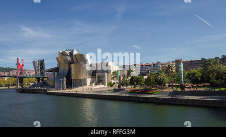 Das Guggenheim Museum in Bilbao neben dem Fluss an einem sonnigen Tag, Spanien Stockfoto