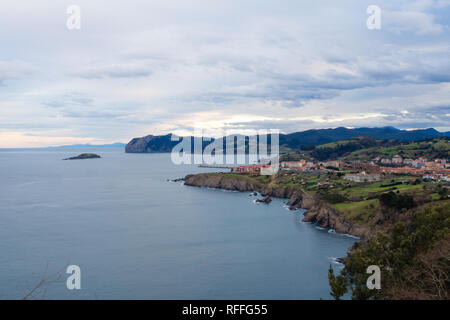 Blick auf die Küste des Dorfes von Bermeo an einem bewölkten Tag, im Baskenland, Spanien Stockfoto