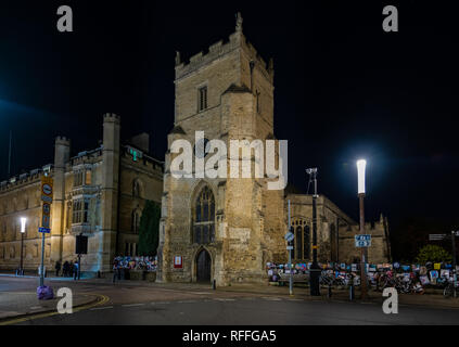 Die St. Botolph Pfarrkirche in Cambridge (UK) an der Ecke der Silver Street und Trumpington Street bei Nacht Stockfoto