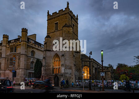 St. Botolph's Parish Church in Cambridge (UK) an der Ecke der Silver Street und Trumpington Street bei Nacht Stockfoto