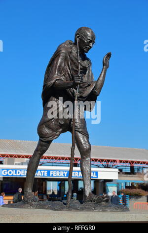 Skulptur von Mahatma Ghandi hinter dem Ferry Building in San Francisco, USA Stockfoto