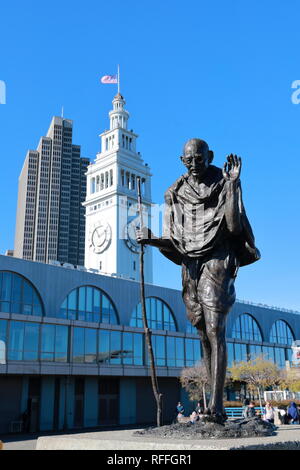 Skulptur von Ghandi hinter dem Ferry Building in San Francisco, USA Stockfoto