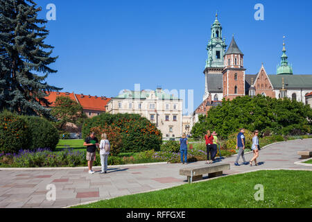 Polen, Krakau, Menschen auf der Gasse in die Gärten von Schloss Wawel und Royal Kathedrale des hl. Stanislaus B. M. und Hl. Wenzel M. Stockfoto