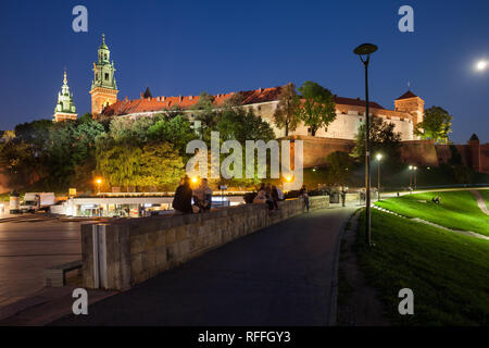 Wawel Royal Castle In der Nacht in der Stadt Krakau in Polen. Stockfoto