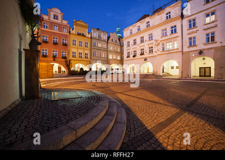 Stadt Jelenia Góra in der Nacht in Polen, Marktplatz in der Altstadt mit Satteldach barocke Häuser mit Arkaden, Woiwodschaft Niederschlesien. Stockfoto