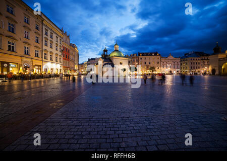 Skyline von Krakau in Polen, Hauptplatz in der Altstadt bei Nacht, historischen Innenstadt. Stockfoto
