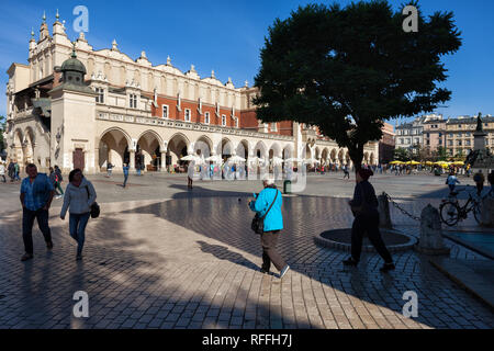 Stadt Krakau in Polen, Hauptplatz in der Altstadt mit den Tuchhallen (Sukiennice). Stockfoto