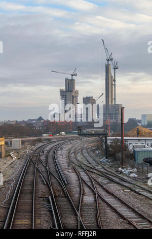 Die sich verändernden Skyline von Woking, Surrey: Bahnstrecken in Turmdrehkrane und neue Hochhaus Victoria Square Einzelhandelsentwicklung in der Innenstadt führen. Stockfoto