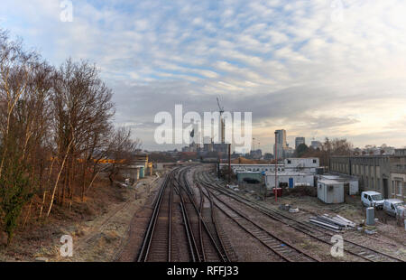 Die sich verändernden Skyline von Woking, Surrey: Bahnstrecken in Turmdrehkrane und neue Hochhaus Victoria Square Einzelhandelsentwicklung in der Innenstadt führen. Stockfoto