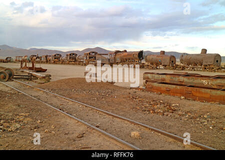 Großer Bahnhof Friedhof in der Stadt von Uyuni, Bolivien, eines der weltweit größten antiken Zug Friedhöfe Stockfoto