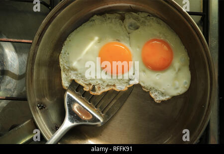 Ein paar gebratenes Huhn Eier in einer Bratpfanne bereit für Stockfoto