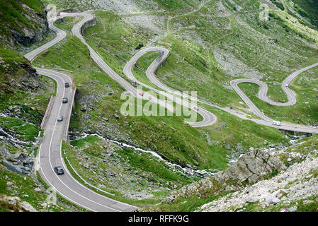 Autos beliebt bei Touristen schöne kurvenreiche Transfagarashan Straße in Rumänien. Grüne Wiese weg Route rocky Bäume Berg Hang highway Stockfoto