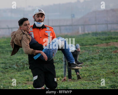 Medizinische Ahmed Abdel Bari Abu Foul gesehen, die ein junger Mann bei den Auseinandersetzungen verletzt. Die palästinensischen Bürger und die israelischen Streitkräfte stießen nördlich des Gazastreifens im Bereich der Abu Safiya aus Protest gegen die Anerkennung des US-Präsidenten Trump Jerusalem als Hauptstadt von Israel und weigerte sich, die Blockade. Stockfoto