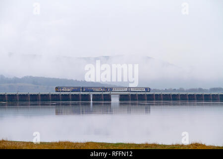 Ein paar Northern Railway Klasse 156 Dieseltriebzüge crossing over Leven Viadukt in der Nähe von Ulverston. Stockfoto