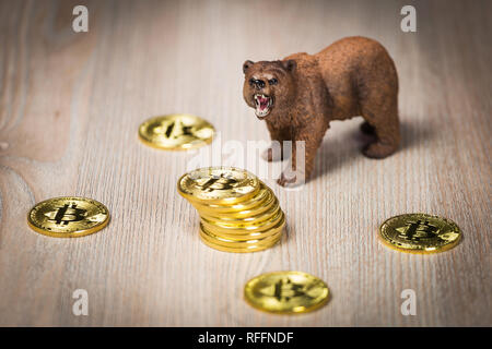 Cryptocurrency bitcoin bear Abbildung auf einem Holztisch. Rückläufige Marktentwicklung Konzept Stockfoto