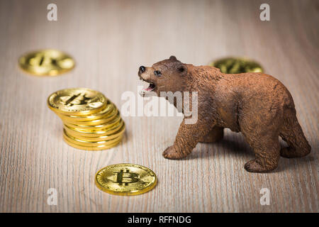 Cryptocurrency bitcoin bear Abbildung auf einem Holztisch. Rückläufige Marktentwicklung Konzept Stockfoto