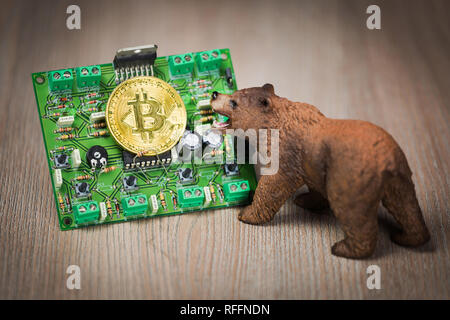 Cryptocurrency bitcoin bear Abbildung auf einem Holztisch. Rückläufige Marktentwicklung Konzept Stockfoto